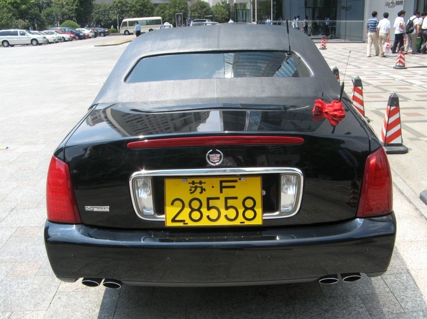 南通港闸区实拍加长版凯迪拉克，气场秒杀周围所有车！