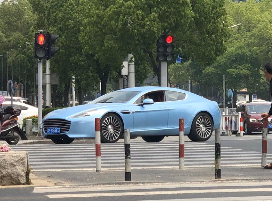 南通海门街头实拍阿斯顿马丁跑车，轰鸣声引人注目！