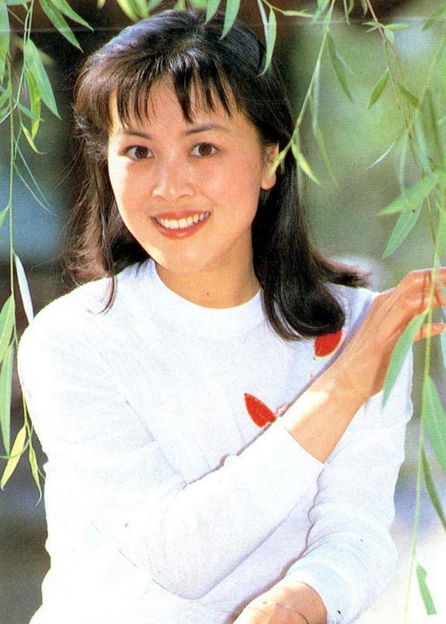 80年代女星陈肖依《神女峰的迷雾》首次触影,第一任丈夫是卢君
