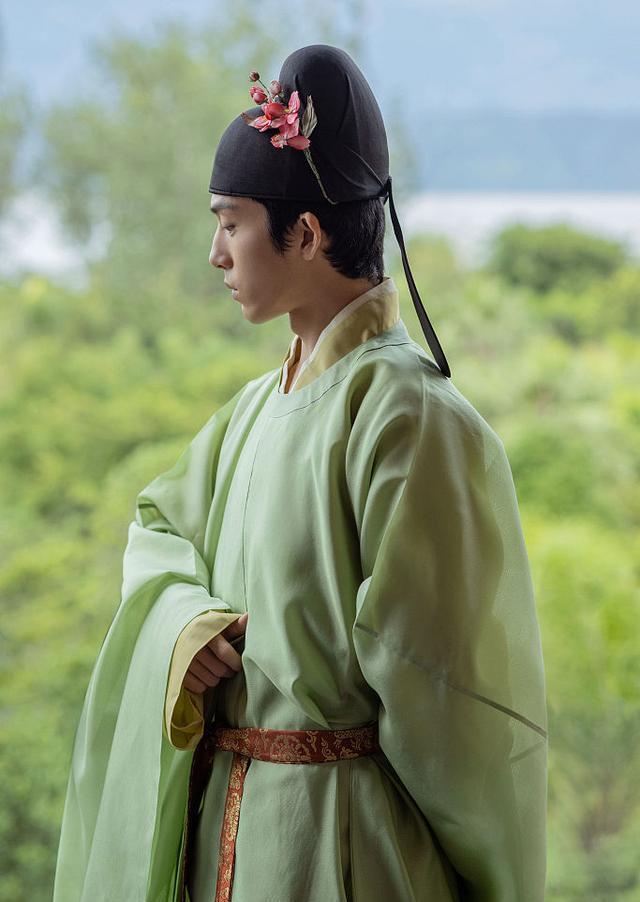 井柏然央视中秋晚会写真变贵公子 古装扮相温文尔雅拉