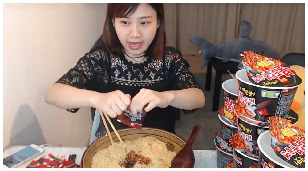密子君吃10桶火鸡面辣到嘴唇都肿了看到一半才了解早有准备
