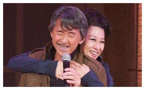 她成名后抢师娘老公 结婚22年却拒绝生子 今58岁风韵犹存