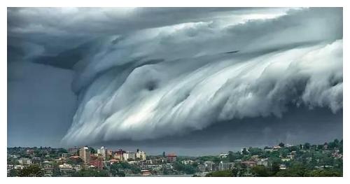 广州出现的高大“云墙”，瑰丽壮观汹涌澎湃，知道是怎么回事吗