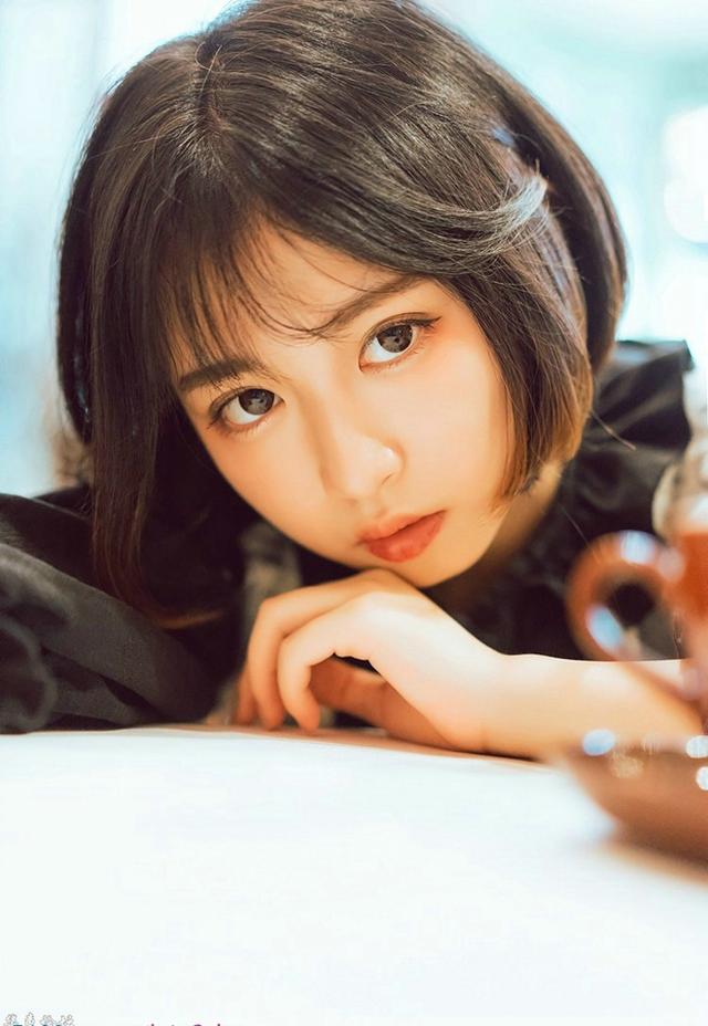 短发美女清新午后慵懒可爱写真