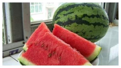 西瓜怎么切成两半 4a85-iwasyeh8613394.jpg