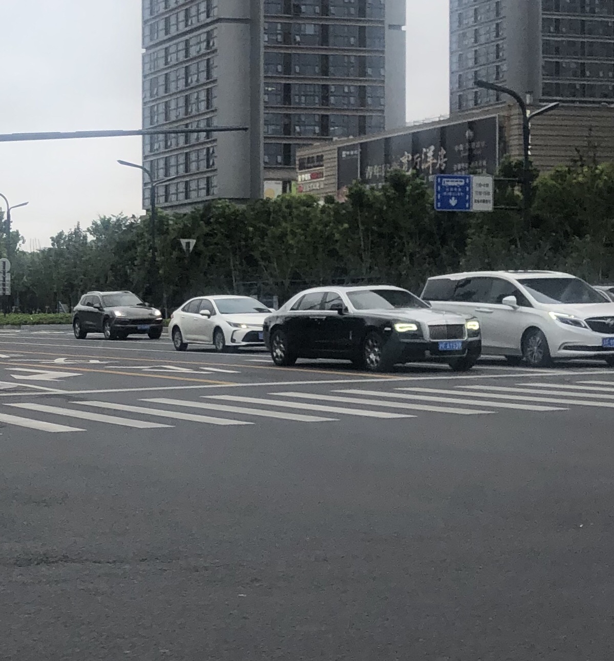 南通青年中路实拍劳斯莱斯古斯特，气场秒杀一旁保时捷！