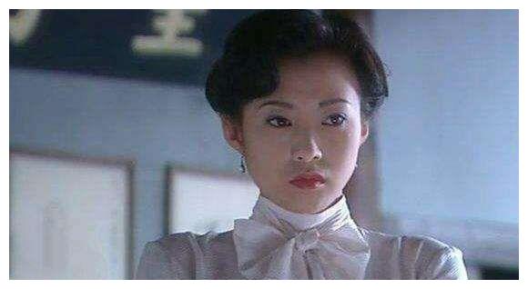 那个板着脸像生气,笑起来如沐春风的郝蕾,年轻时惊艳了