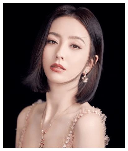 佟丽娅作为标准的新疆美女,佟丽娅的五官精致,很有辨识 ..