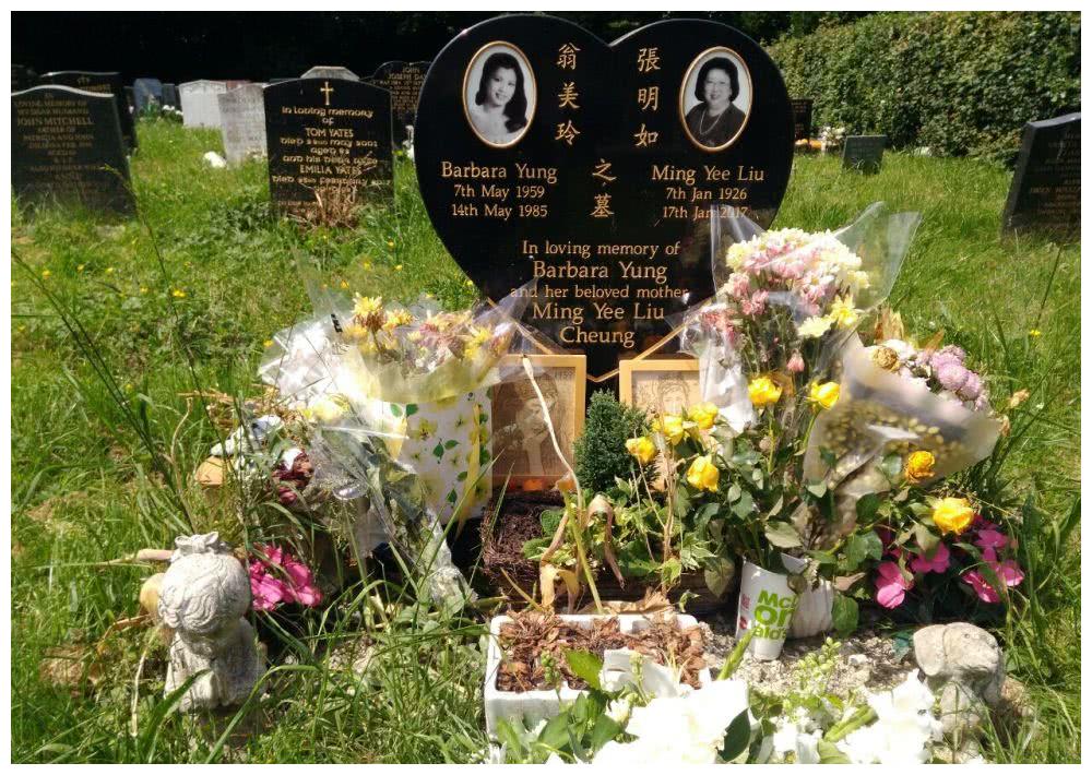 翁美玲墓地老照片:和母亲合葬在英国剑桥墓地,心形墓碑让人泪目
