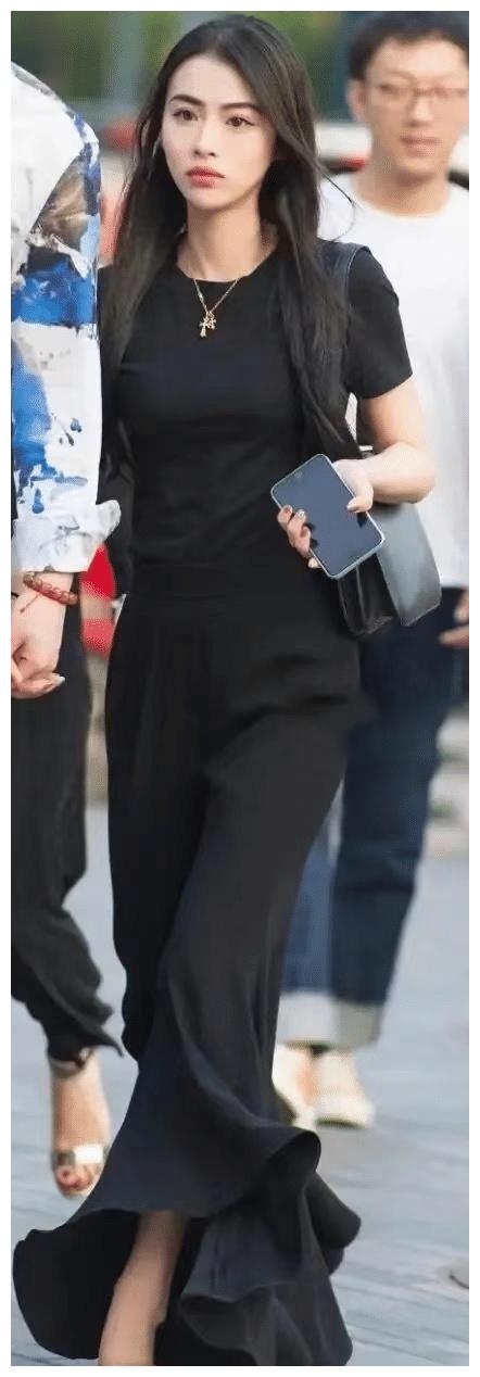 黑色t恤搭配阔腿裤,简约优雅又高级,配尖头高跟鞋,随性又时髦