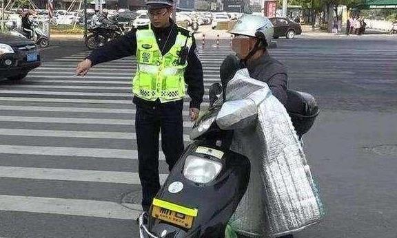 电动车装“挡风被”罚款50，车主气笑反问交警：不装等着挨冻？