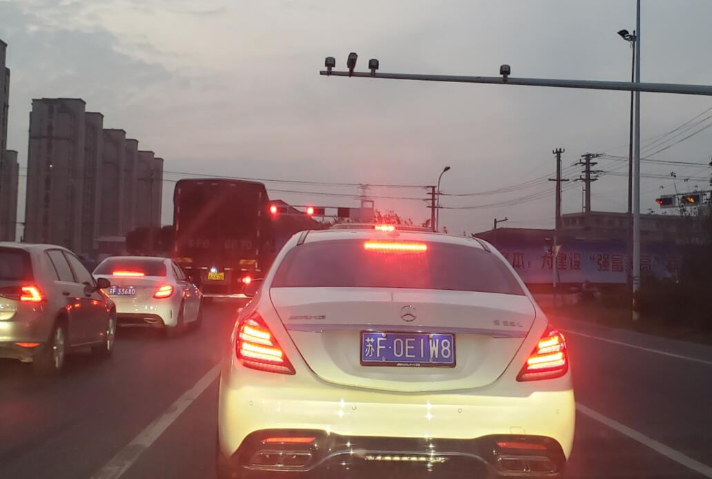 南通沿江公路实拍奔驰S65L，四出排气彰显身份！