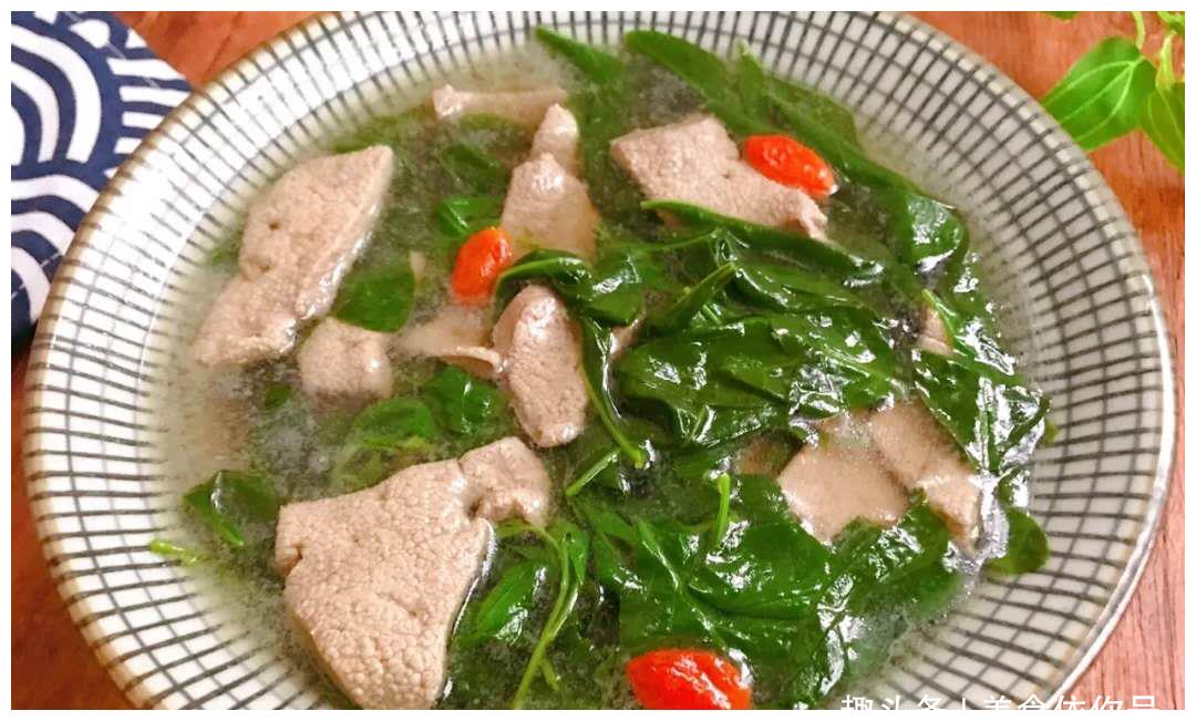 第二道是枸杞菜猪肝汤,夏季喝最好,可以消暑解热,而且荤素搭配,营养也