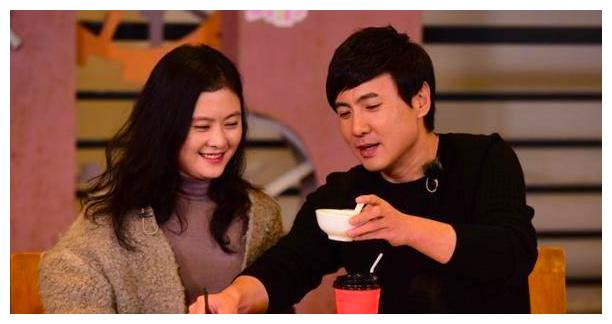 沈腾太体贴昔日吃饭主动为老婆夹菜王琦一脸福相仍对着食物笑