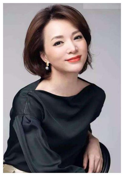 她是央视美女主持人,因直播"竖中指"备受争议,今46岁仍没孩子