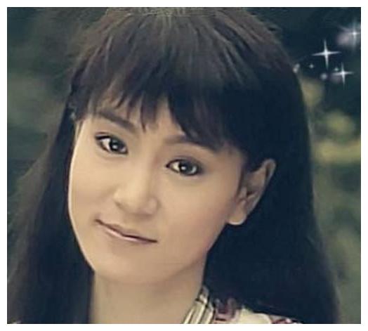 60岁琼瑶女郎刘雪华罕曝光满头白发气质佳皮肤嫩滑堪称冻龄