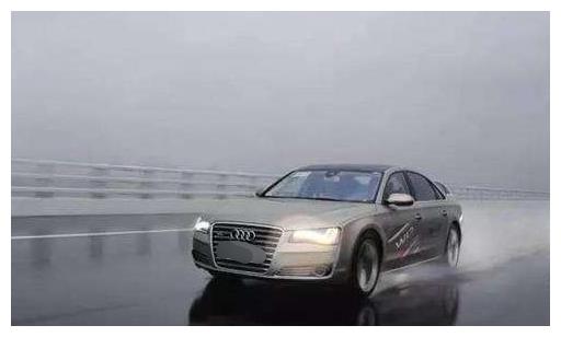 在高速上突遇大暴雨要咋办?交警提醒:不要慌,做好这3点就没事