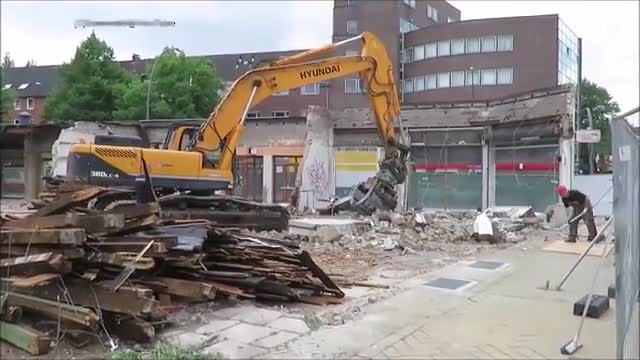 现代380-9挖掘机，这是最新款车吗？看它干活，劲头还不错