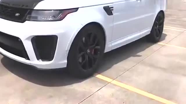 2019款路虎揽胜SVR入库实拍，看到外观和内饰后，给个不买的理由