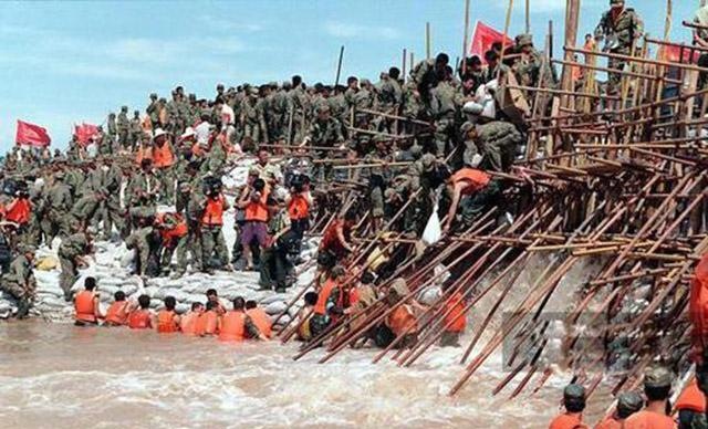 98年九江抗洪纪实:将军一声令下，三个团长带头冲进洪水
