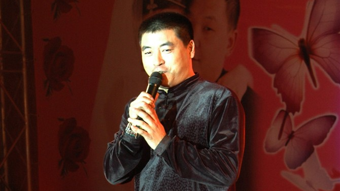 50岁魏三现身平价餐馆一口黑牙两鬓灰白调侃老板娘被批俗气