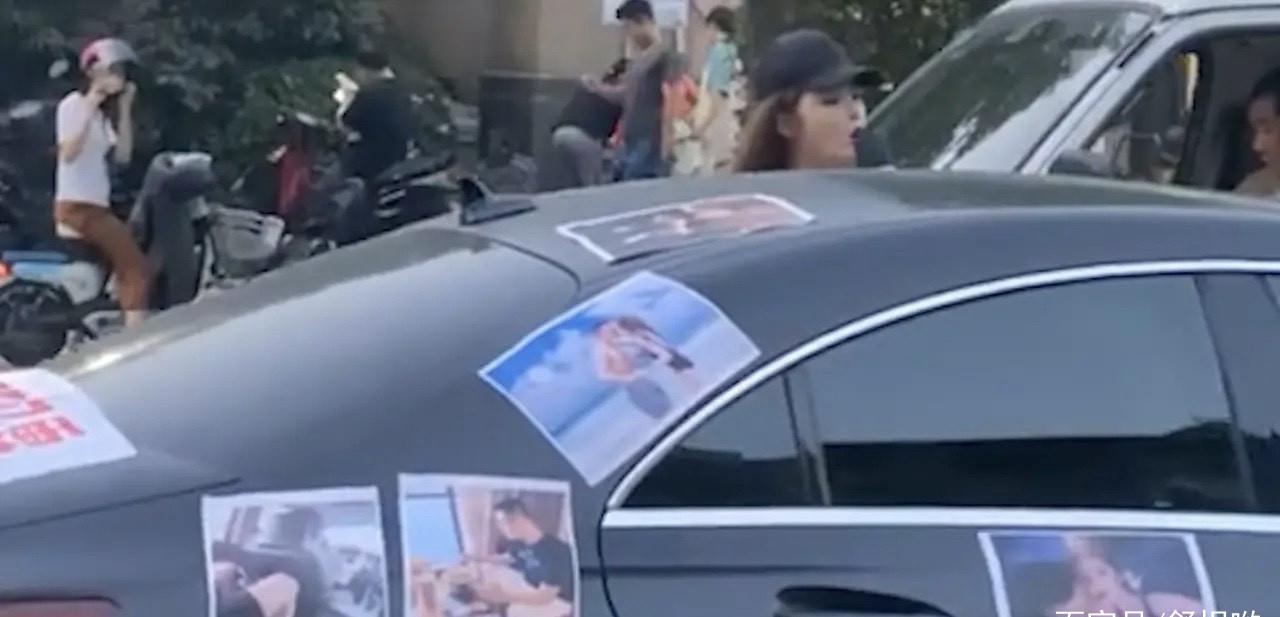 孕妇奔驰车上贴照片堵小区喊麦找渣男