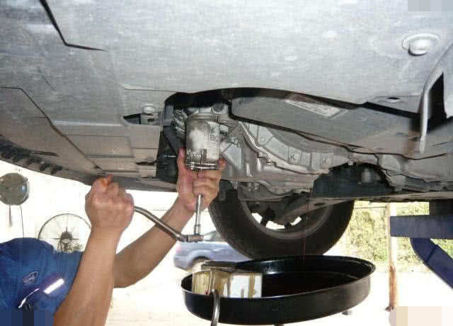 都说5000公里换机油，1万公里不换有啥后果？看完就知道