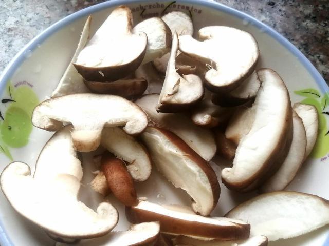 蘑菇要怎么洗才洗得干净 2fe7-ivwfwmq0236416.jpg