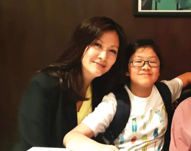 虽然陈慧珊没公开老公钟家鸿的近照,但从此前曝光的一家三口同框照