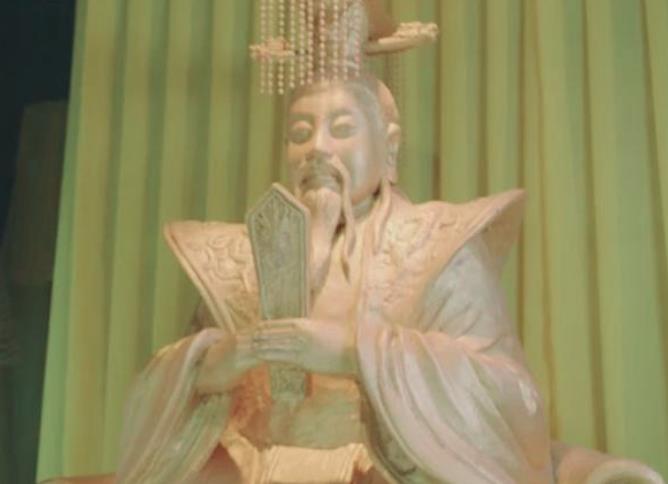 在中国古代社会中,很多祭祀供奉的都是昊天上帝而不是玉皇大帝.