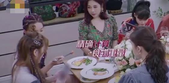 女明星有多自律？金莎带着秤吃饭，旁边金晨的反应真实了