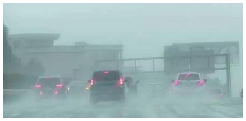 在高速上突遇大暴雨要咋办?交警提醒:不要慌,做好这3点就没事