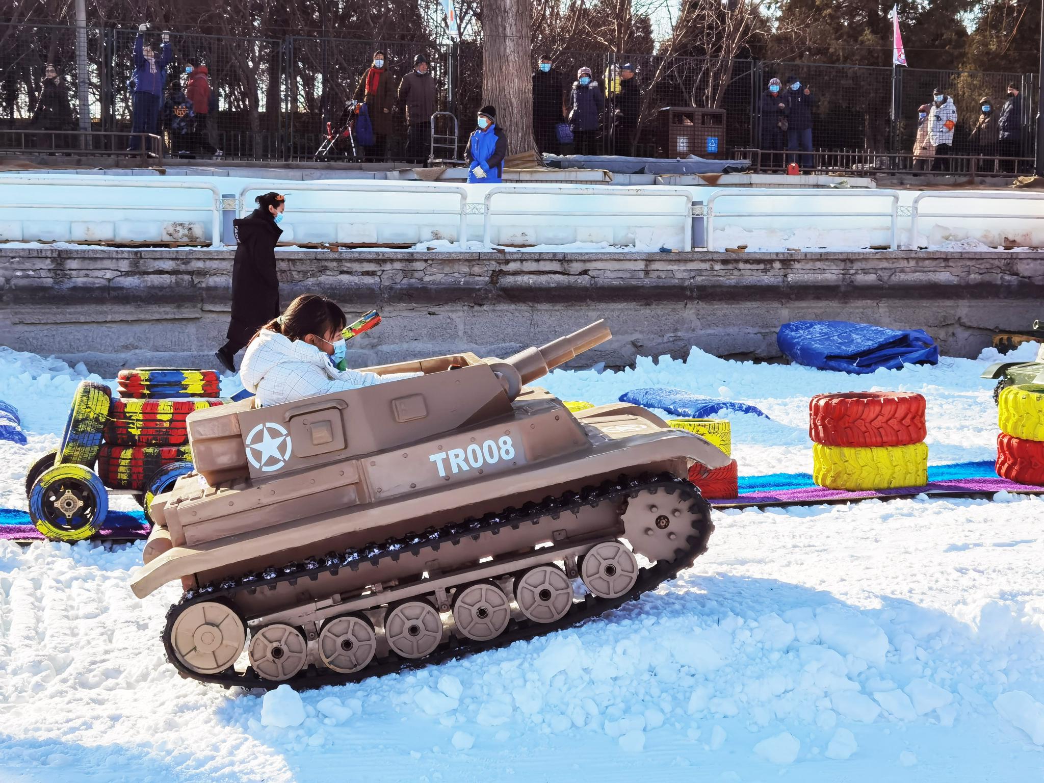 雪地坦克雪原小火车假期带孩子到北京陶然亭冰雪嘉年华玩嗨了