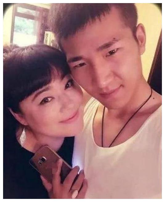 李菁菁2婚丈夫小15岁,被五百位导演封杀,却携小25岁老公卖茶叶