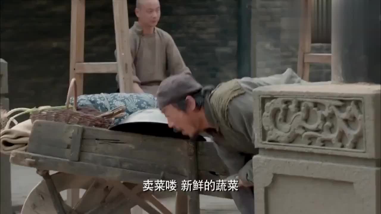 这个瘸子还挺搞笑,帮别人捡东西的同时,还顺带自己拿