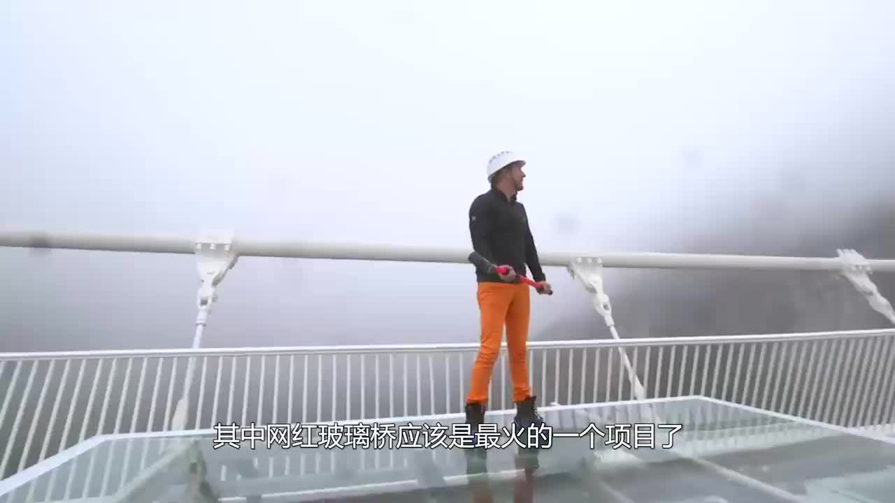 火爆全国的玻璃桥变"偷窥桥?穿裙子一览无余,网友:真不自觉