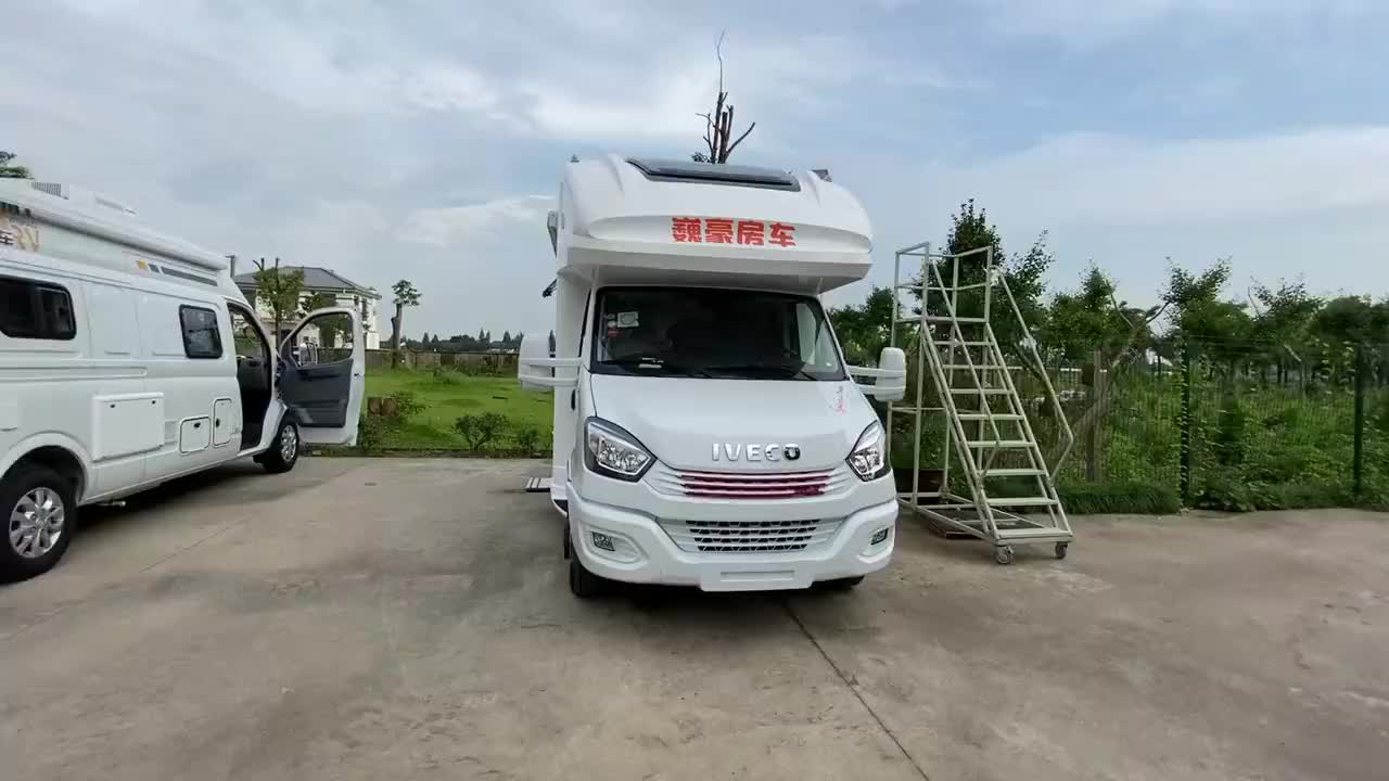 这款巍豪房车外观颜色怎么样,和之前那款大家看看更呢