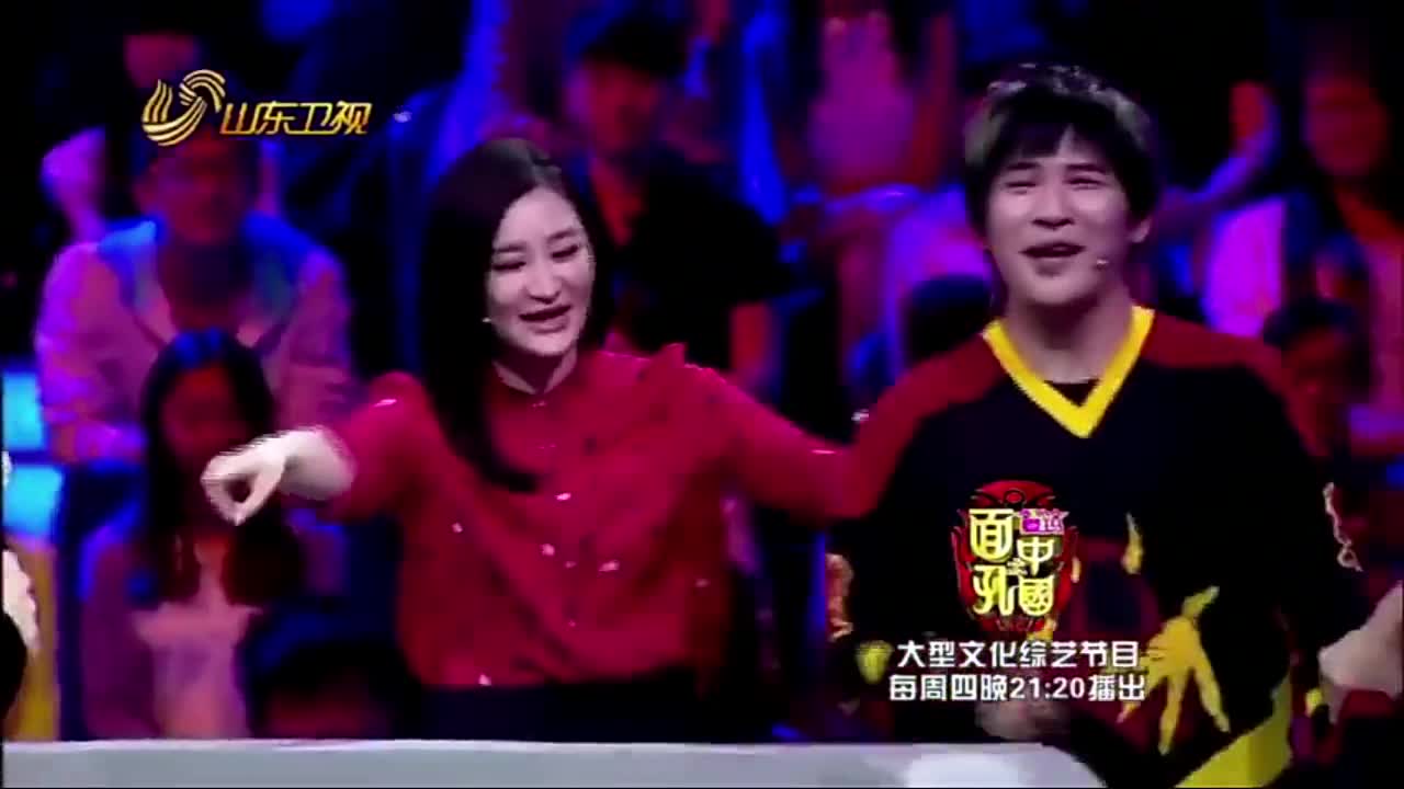 当李咏面,大张伟上台模仿李咏经典动作扔手卡,全场欢笑