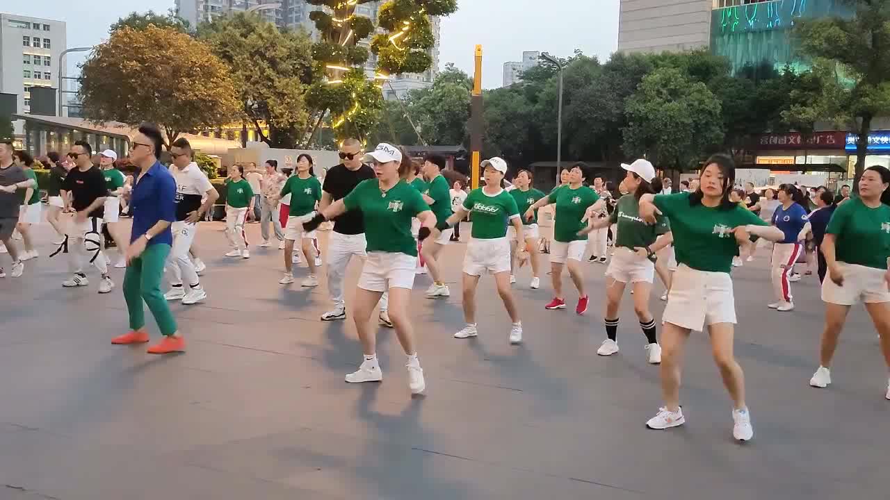 同样是跳广场舞,成都这位美女跳的太妖娆了,动作拿捏的死死的