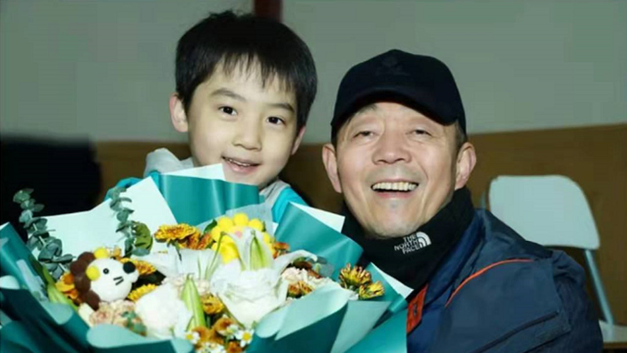 蒋雯丽64岁老公近照曝光与多位戏骨同框戴帽子精神好