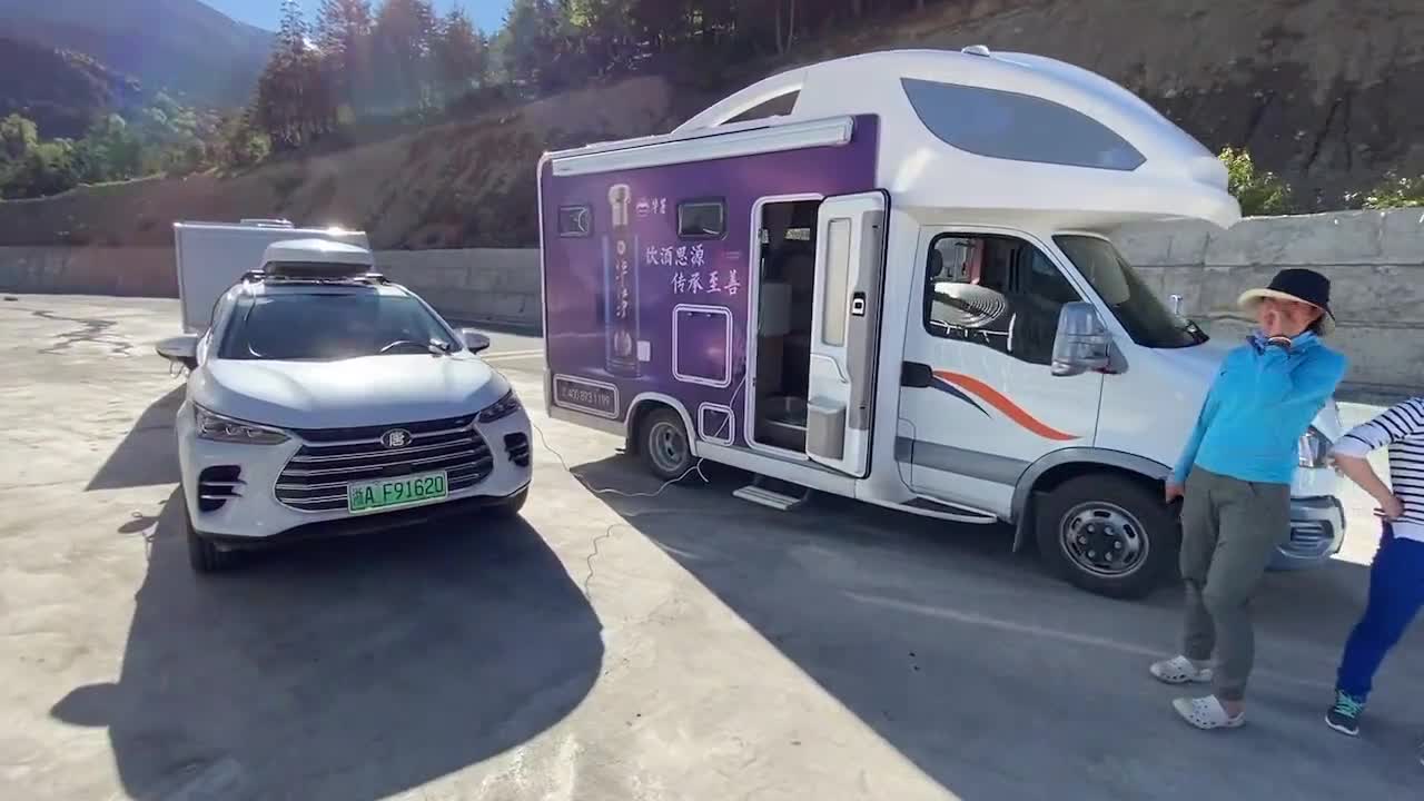 比亚迪混动没有电了c型房车电太多可以给它充电豪哥房车生活