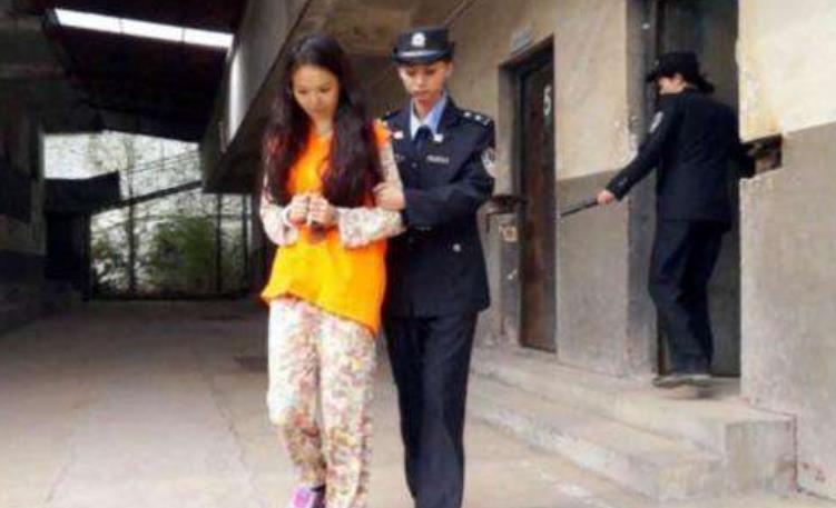 带着沉重脚镣的女犯人,怎么更换贴身衣物?看完长见识了