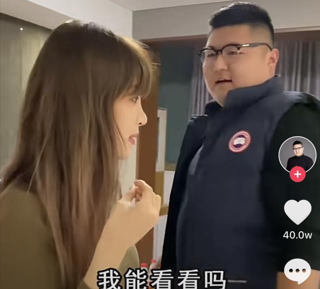 痞幼的家里有两只非常帅气的猫咪,一只是缅因猫另外一只是德文猫,痞幼