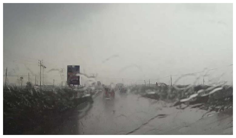 在高速上突遇大暴雨要咋办?交警提醒:不要慌,做好这3点就没事