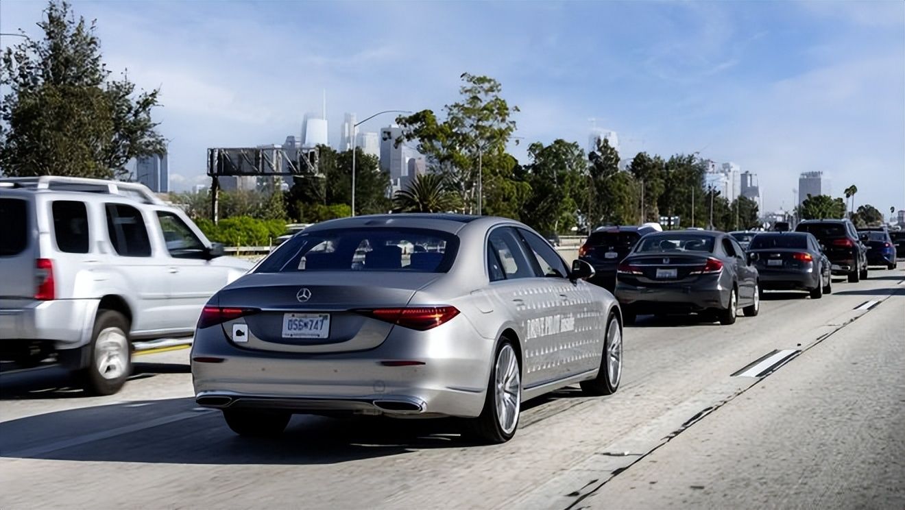 全球首个!英国将推出高速公路新规:司机在自动驾驶时可以看电影休闲区蓝鸢梦想 - Www.slyday.coM 全球首个!英国将推出高速公路新规:司机在自动驾驶时可以看电影休闲区蓝鸢梦想 - Www.slyday.coM