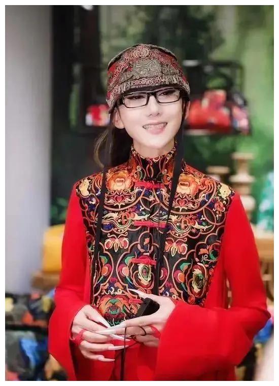 孤独的张宏民,59岁未婚?离开《新闻联播》后,他现在怎么样了