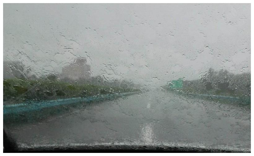在高速上突遇大暴雨要咋办?交警提醒:不要慌,做好这3点就没事