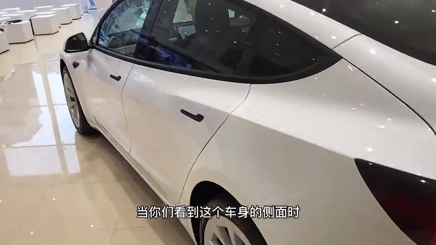 实拍特斯拉Model3内饰，超大全景天窗+隐藏式的门把手，不香吗？