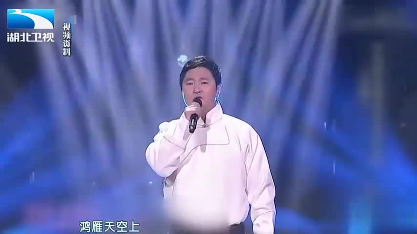 歌手呼斯楞台上演唱《鸿雁》,让人仿佛置身草原