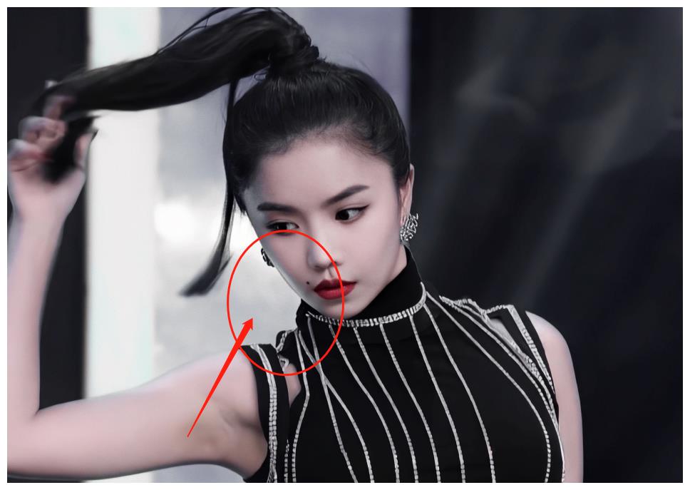 《青春有你2》最酷女选手,有实力有颜值,嘴角的痣成点睛之笔